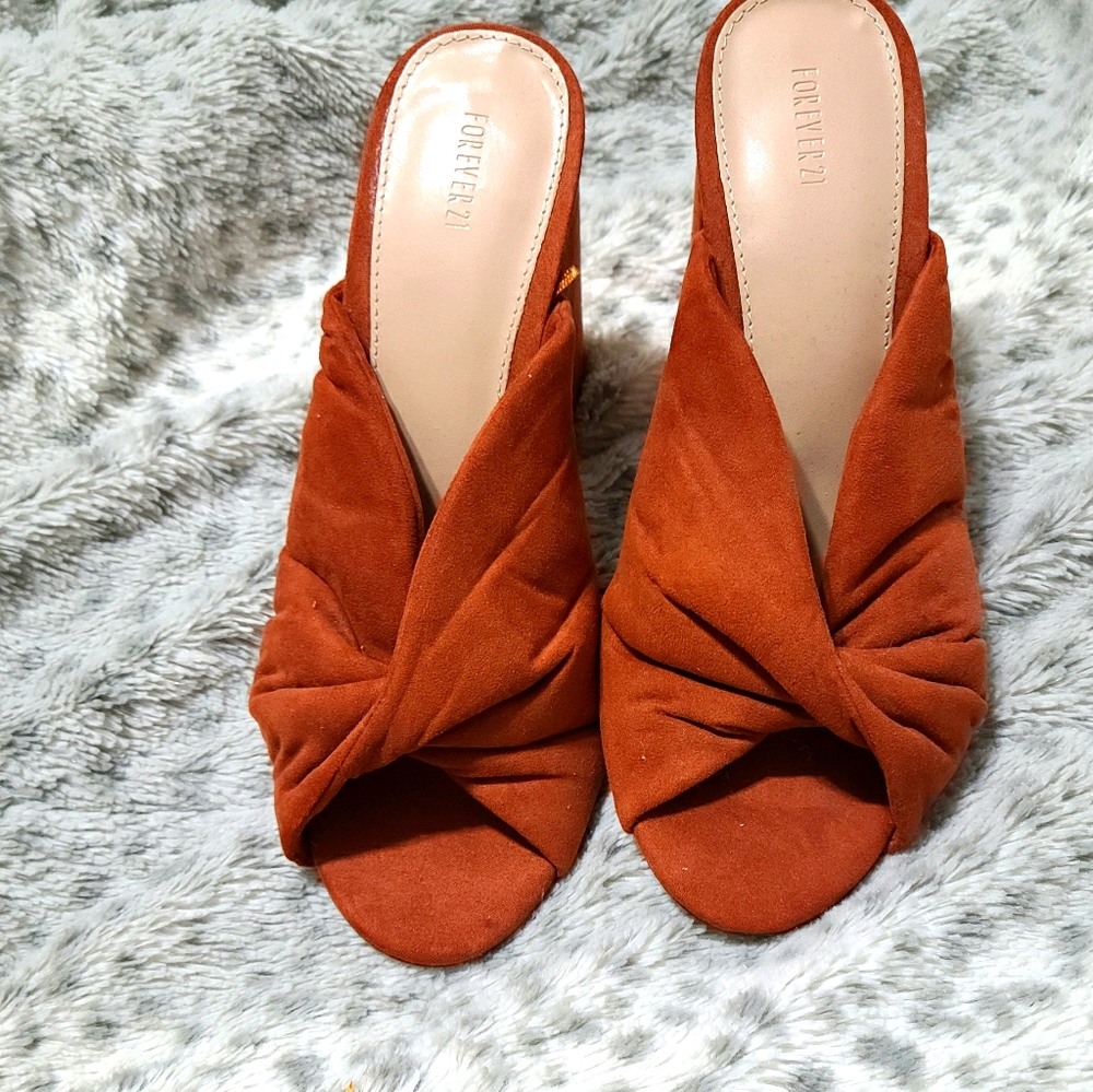 NWOT Suede heels